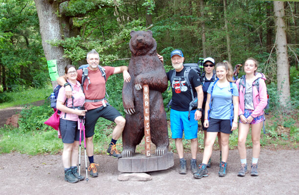 Wanderer am Premiumwanderweg Bärensteig